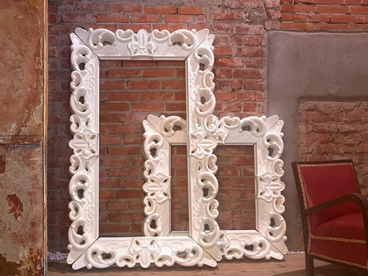 Cornice moderna in polietilene Frame of Love di Slide