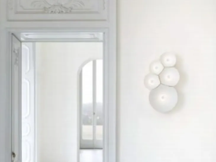 Lampada da parete in alluminio e policarbonato che ricorda le bolle di sapone Bulbullia di Luceplan