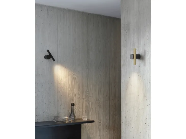 Lampada da parete essenziale e dinamica in alluminio Doi di Luceplan