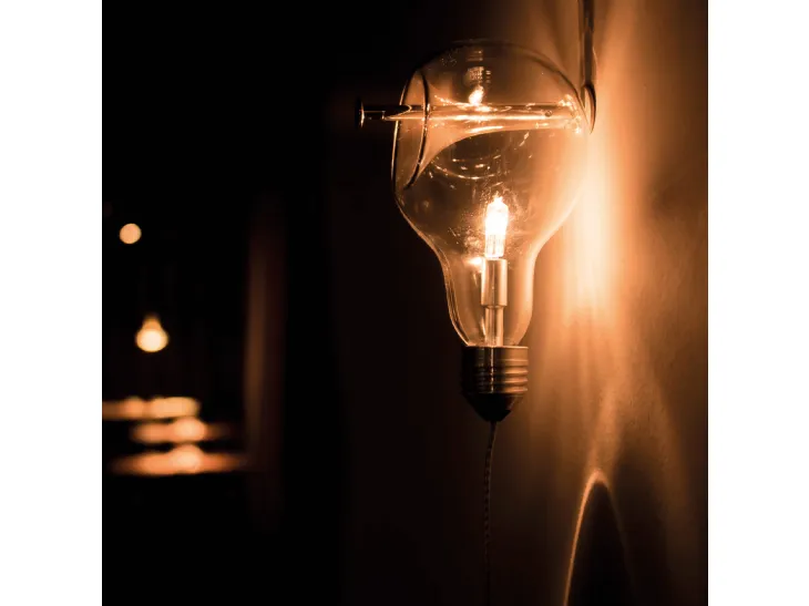 Lampada da parete Edison s Nightmare, una classica lampadina inchiodata al muro di Davide Groppi