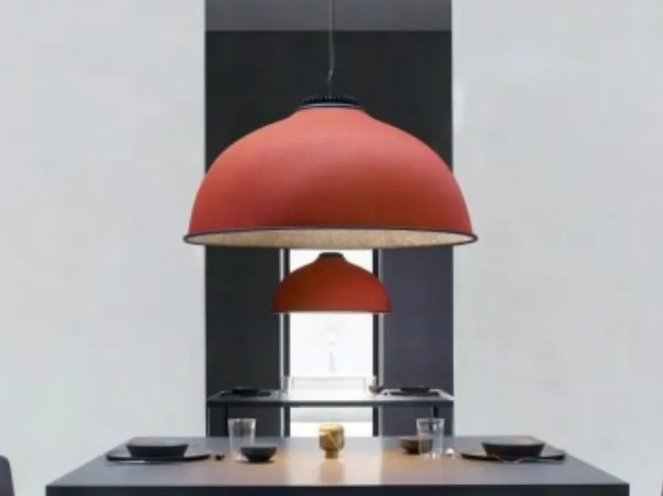 Lampada a sospensione a cupola realizzata in materiale fonoassorbente e rivestita in tessuto Farel di Luceplan