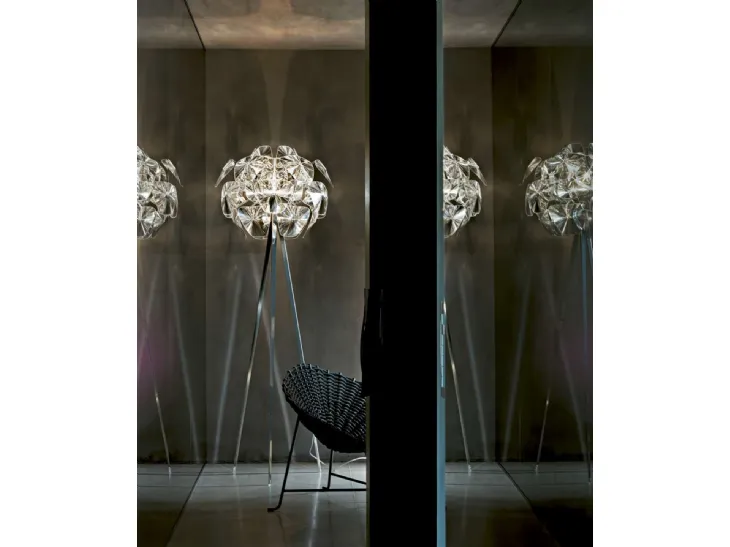 Lampada da terra con petali in metacrilato agganciate in coppie mediante rametti in policarbonato Hope di Luceplan
