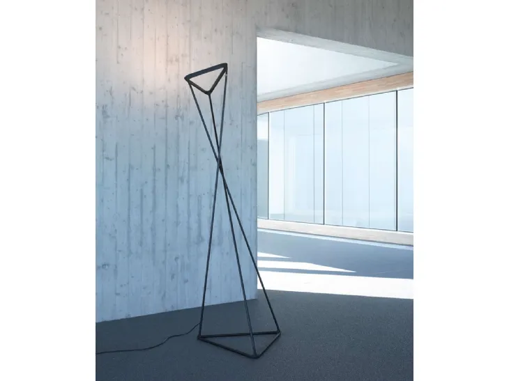 Lampada da terra composta da tre steli mobili in alluminio muniti di giunti in elastomero Tango di Luceplan