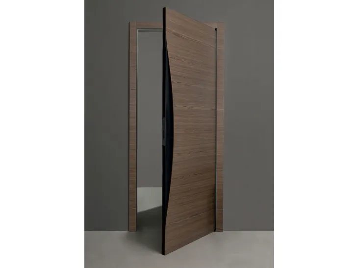 Porta per interni di design in legno noce canaletto con serratura magnetica Blow di Albed