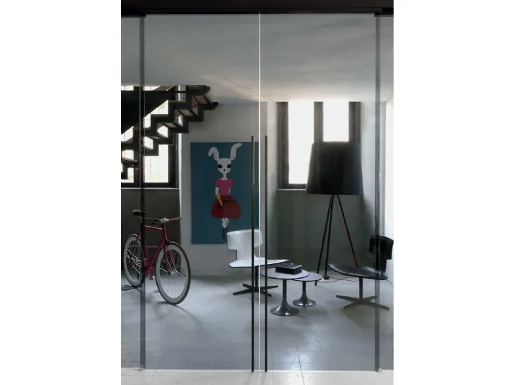 Porta scorrevole con ante in vetro acidato e profili in alluminio nero Dot di Albed