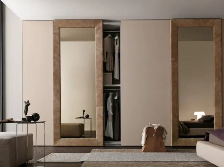 Armadio con ante scorrevoli Mirror in laccato opaco e a specchio con cornice in pelle di Presotto