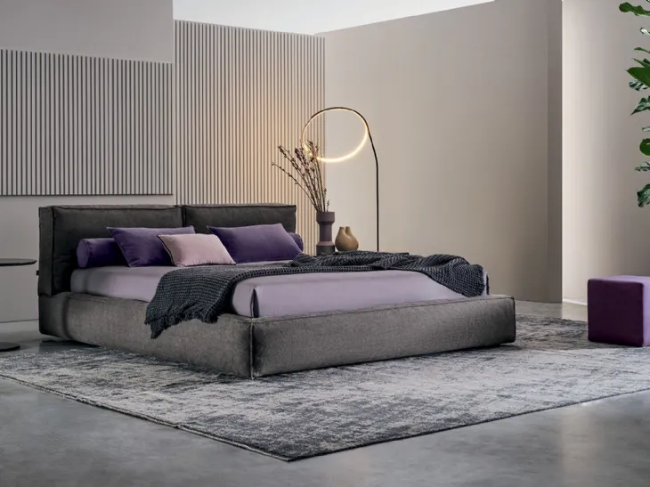 Letto in tessuto con testiera imbottito Academy Piuma di Twils