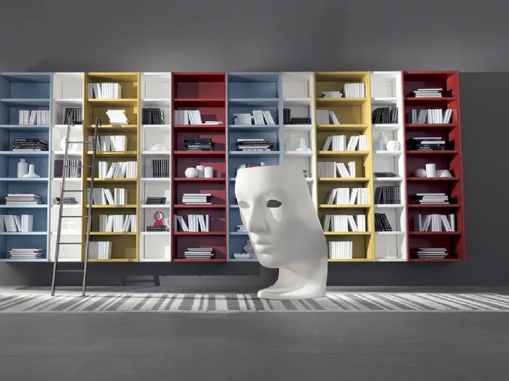 Libreria sospesa con scaletta agganciabile Edis 06 in laccato opaco di Fimar