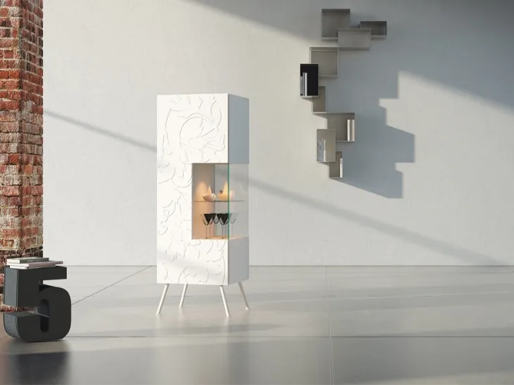 Madia verticale Comp 10 in laccato bianco con bassorilievo e vetrina di Voltan