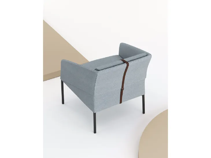 Poltroncina Demoiselle Armchair in tessuto con particolari in pelle di Infiniti