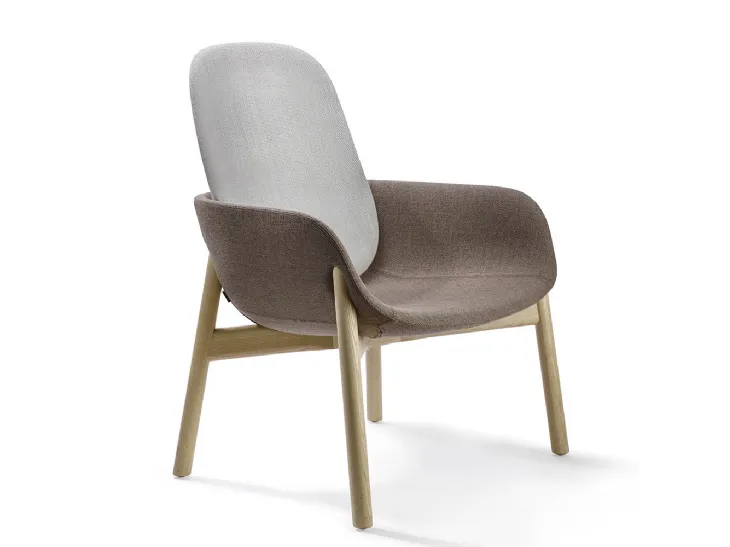 Poltroncina con schienale alto Peb Wooden Legs in tessuto imbottito con gambe in Frassino Naturale di Infiniti