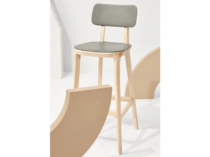 Sgabello Porta Venezia Kitchen Stool in polipropilene con struttura in Faggio massello Naturale di Infiniti