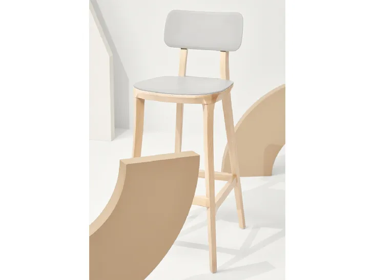 Sgabello Porta Venezia Stool in polipropilene con struttura in Faggio massello Naturale di Infiniti