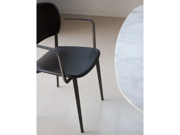 Sedia con braccioli rivestita in cuoio con gambe in metallo Ply di Desalto