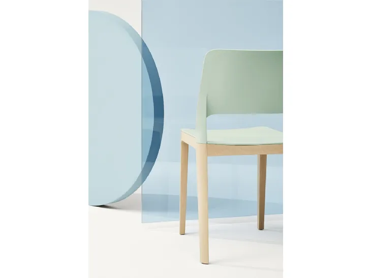 Sedia Settesusette in polipropilene con gambe in Faggio massello Naturale di Infiniti