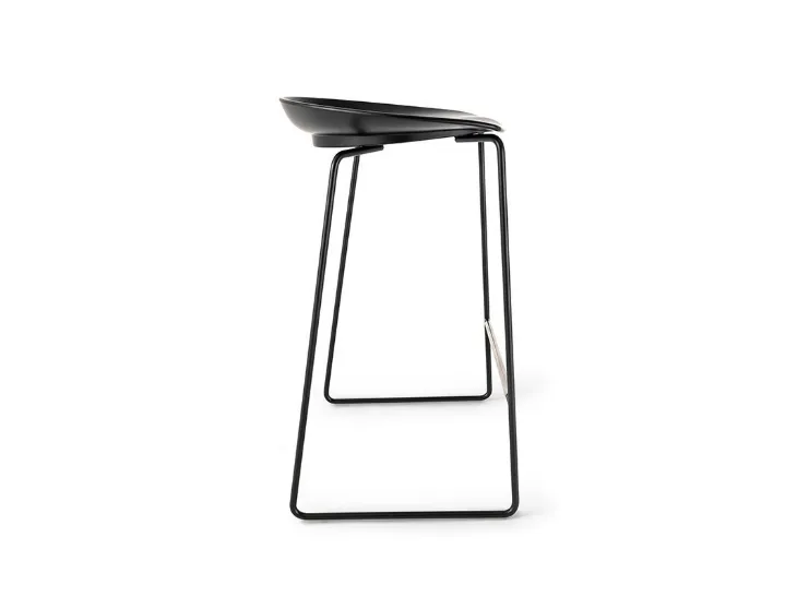 Sgabello Flan con seduta ergonomica in tecnopolimero termoplastico laccato e struttura in tondino di acciaio di Desalto