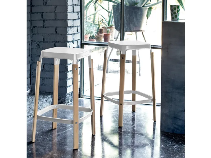 Sgabello con gambe in massello di faggio naturale e seduta e poggiapiedi in lamiera di acciaio verniciato Steelwood Stool di Magis