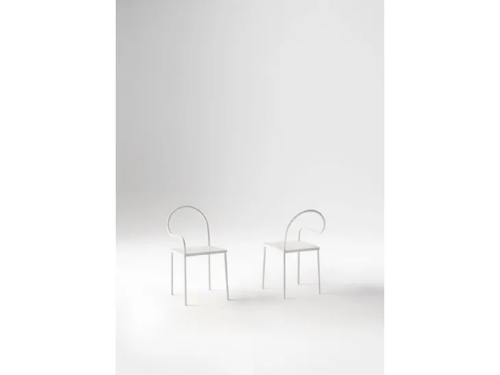 Sedia di design Softer than Steel con struttura in tubo di acciaio e seduta in lastra di alluminio di Desalto