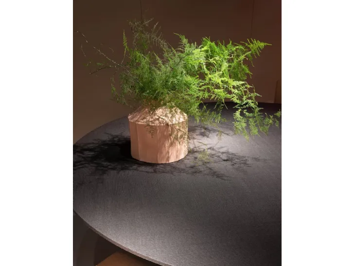 Tavolo scultura Clay Canvas completamente rivestito con fibre tessili naturali di Desalto