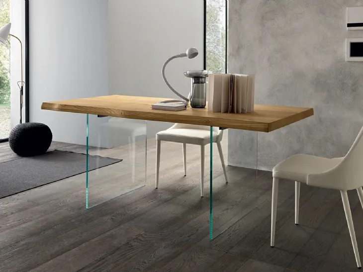 Tavolo rettangolare Meridiano di Altacon con piano in legno e gambe in vetro com