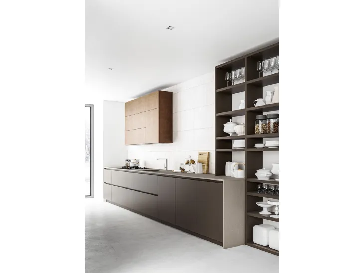 Cucina Moderna lineare Logica 04 in laccato opaco Fango e laccato opaco effetto metallo Rame brunito di Valdesign